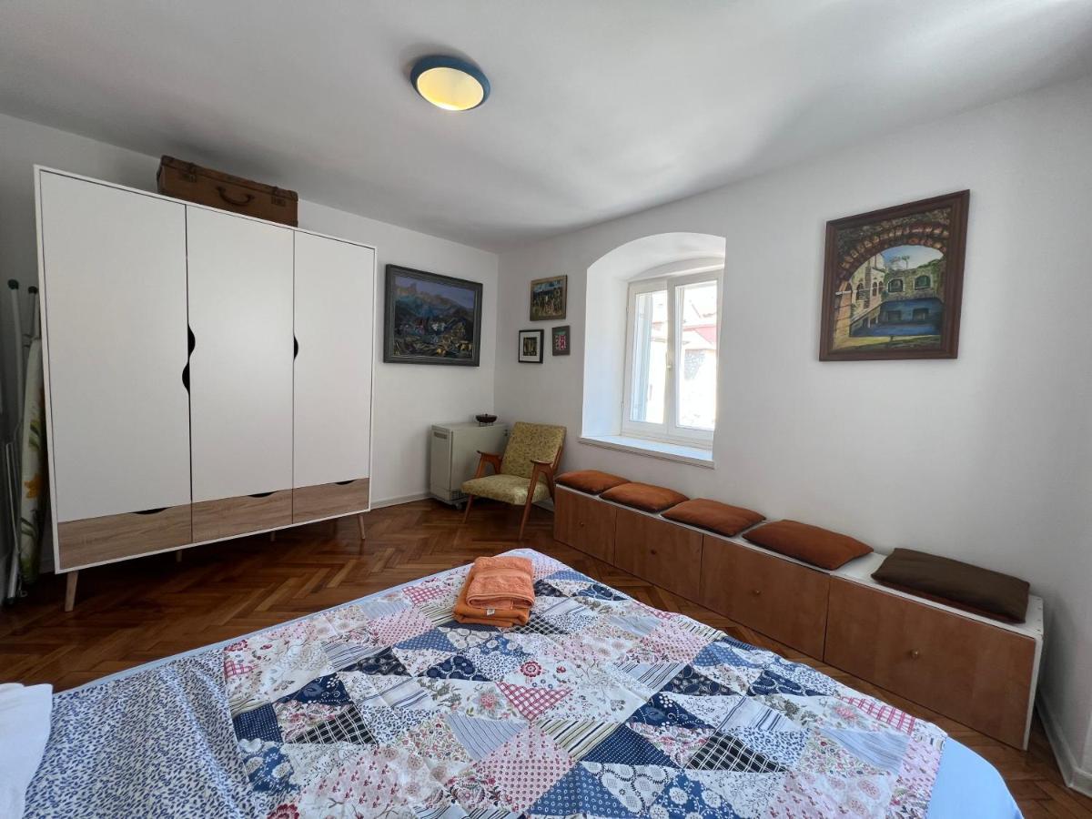 Old Town Apartment *
